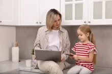 maminka pracuje s dcerou