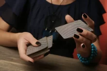 žena míchá karty