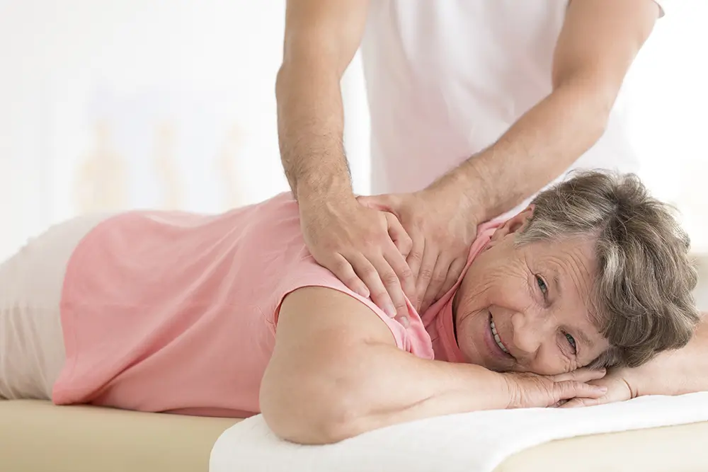 Lázeňskou léčebně rehabilitační péči doporučuje ošetřující lékař. - Techsvět starší žena na masáži