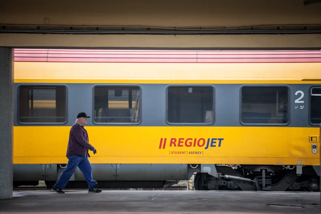 shutterstock_regio 1 - Techsvět Muž prochází kolem vlaku