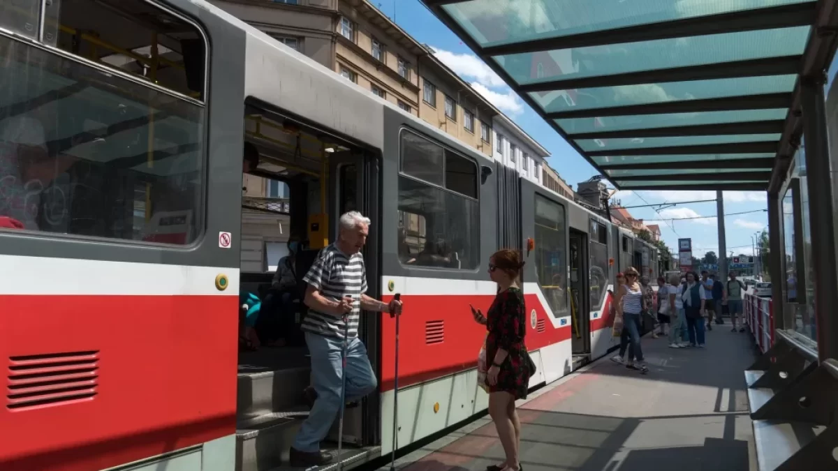 Důchodce vystupuje z tramvaje