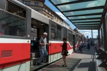 Důchodce vystupuje z tramvaje