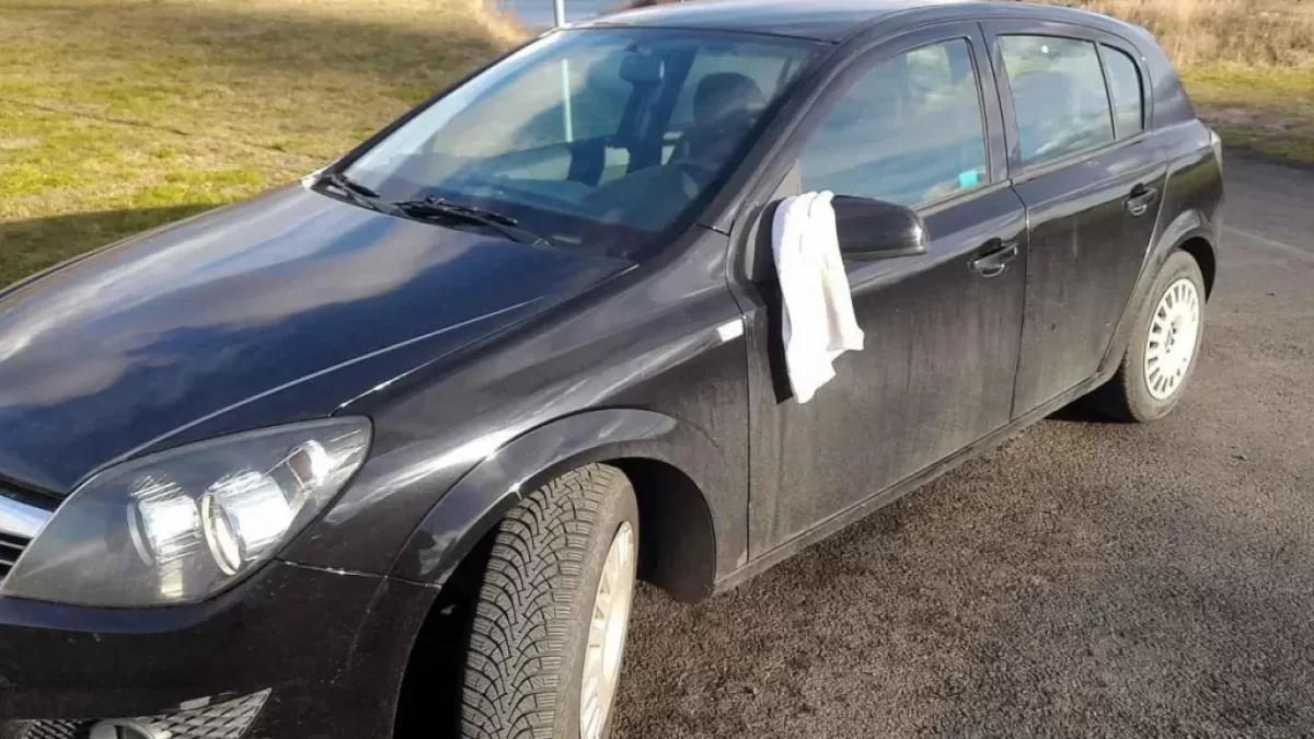 Auto a bílým ručníkem u zrcátka