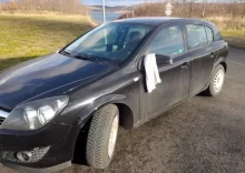 Auto a bílým ručníkem u zrcátka