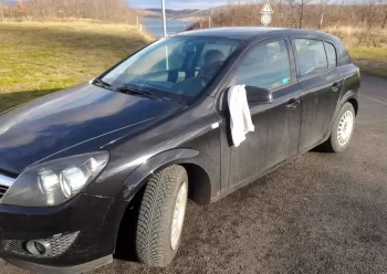 Auto a bílým ručníkem u zrcátka