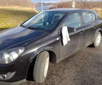 Auto a bílým ručníkem u zrcátka
