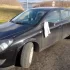 Auto a bílým ručníkem u zrcátka