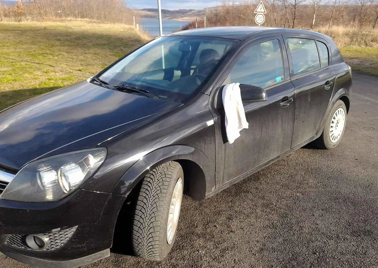 Auto a bílým ručníkem u zrcátka