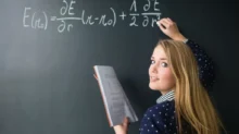 Žena u tabule počítá rovnici
