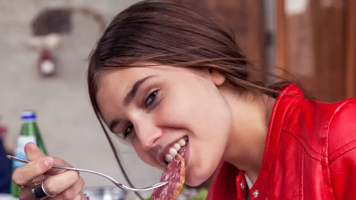 Žena jí salám