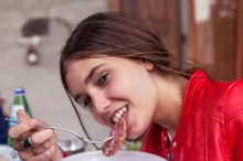 Žena jí salám