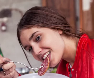 Žena jí salám