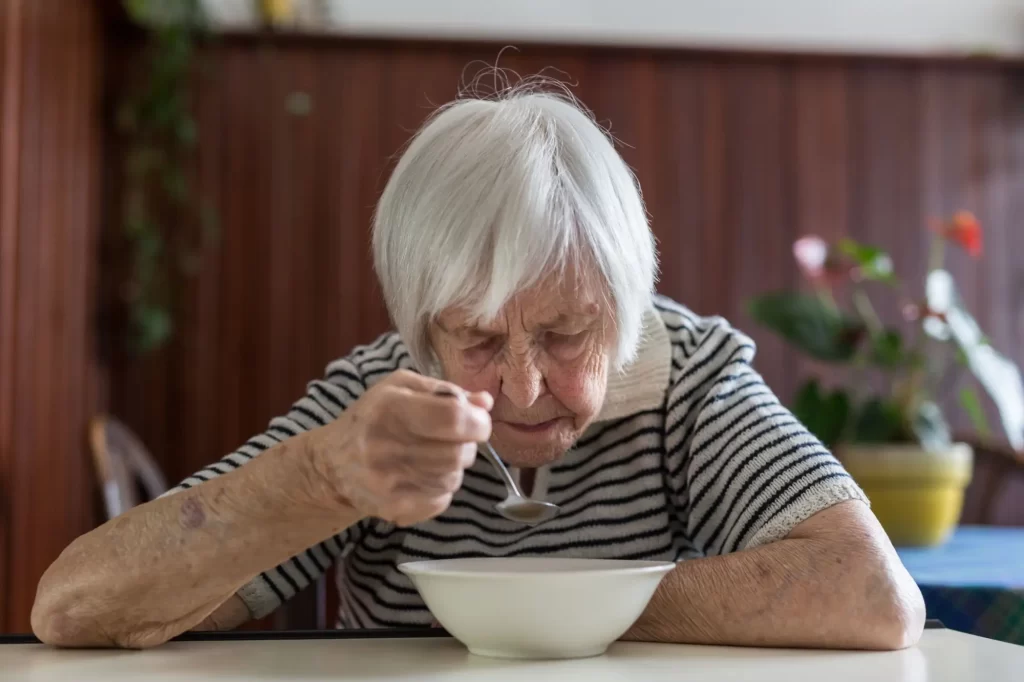 Shutterstock_1201427356 - Techsvět Seniorka jí polévku
