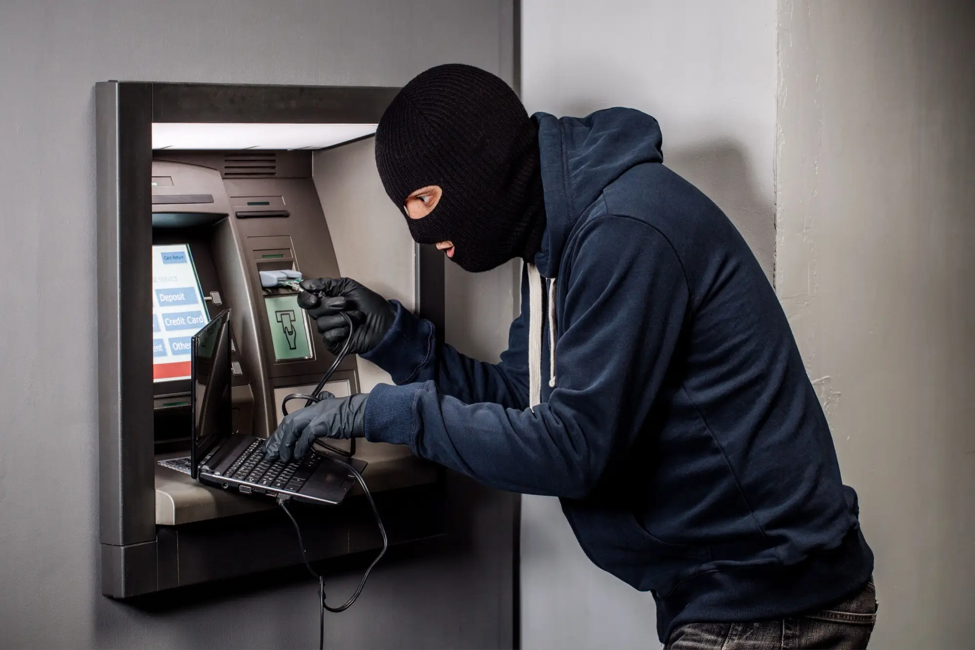 Shutterstock_1293340564 1 - Techsvět Zloděj u bankomatu