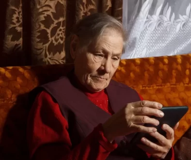 Seniorka s mobilem