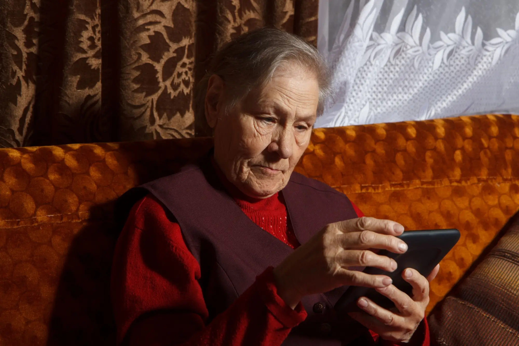 Seniorka s mobilem