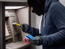 Zloděj u bankomatu