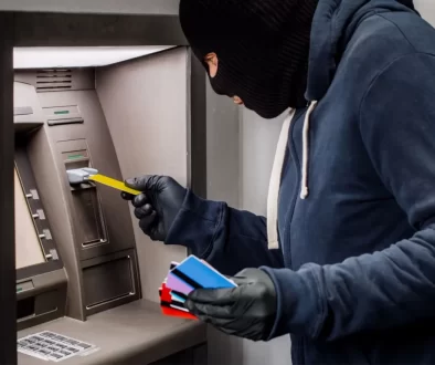 Zloděj u bankomatu