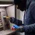Zloděj u bankomatu