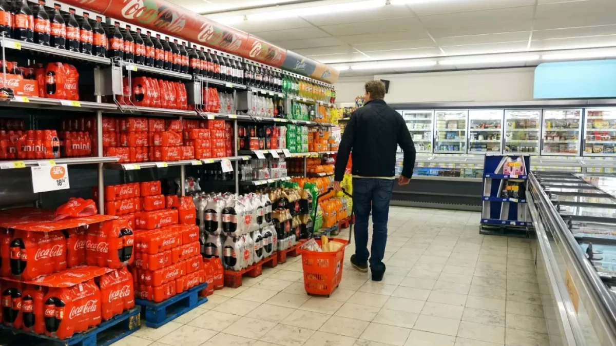 Muž nakupuje v obchodě