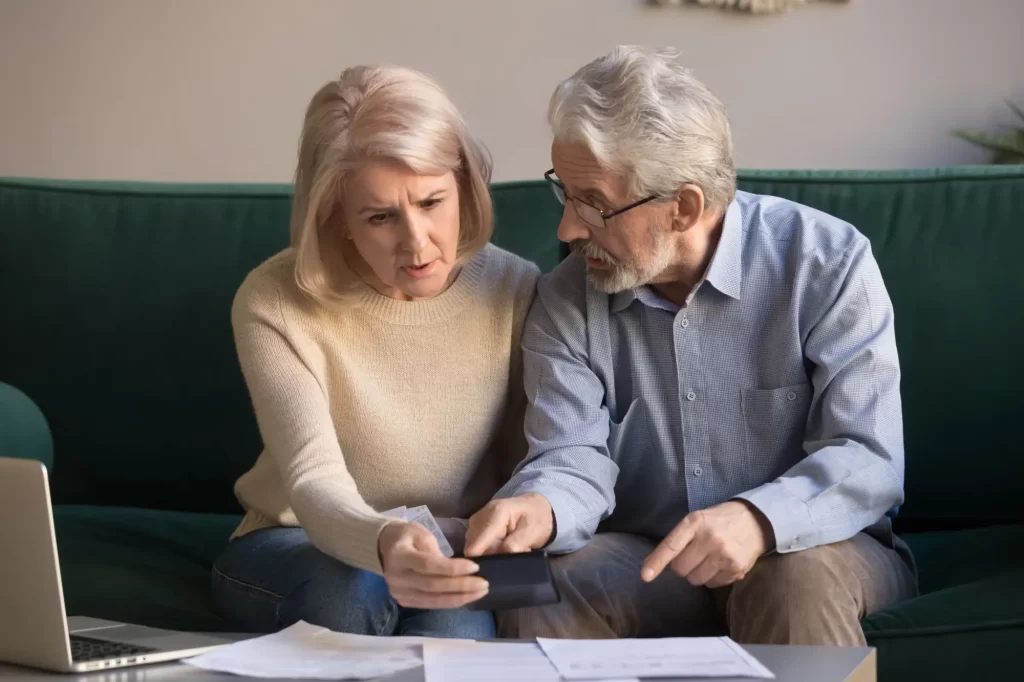 Spousta seniorů má problém vyjít s důchodem, FOTO: Shutterstock - Techsvět starý pár počítá důchod