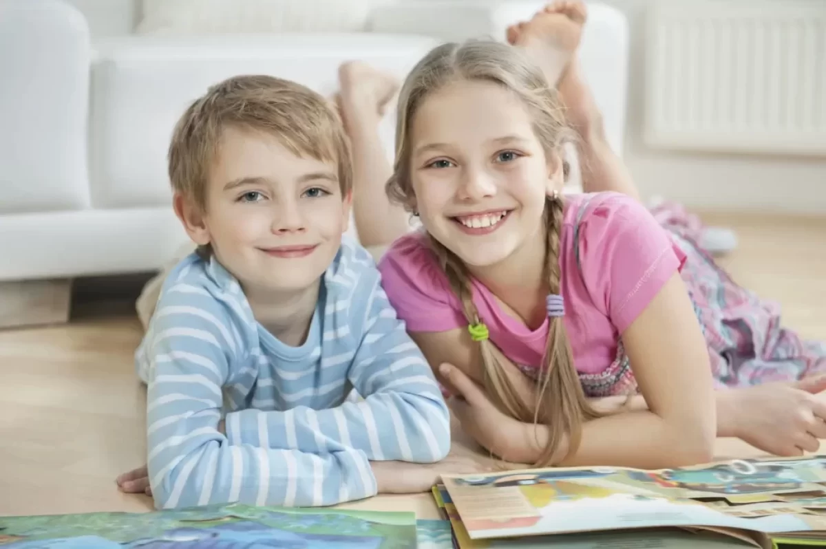 Dvě děti se usmívají