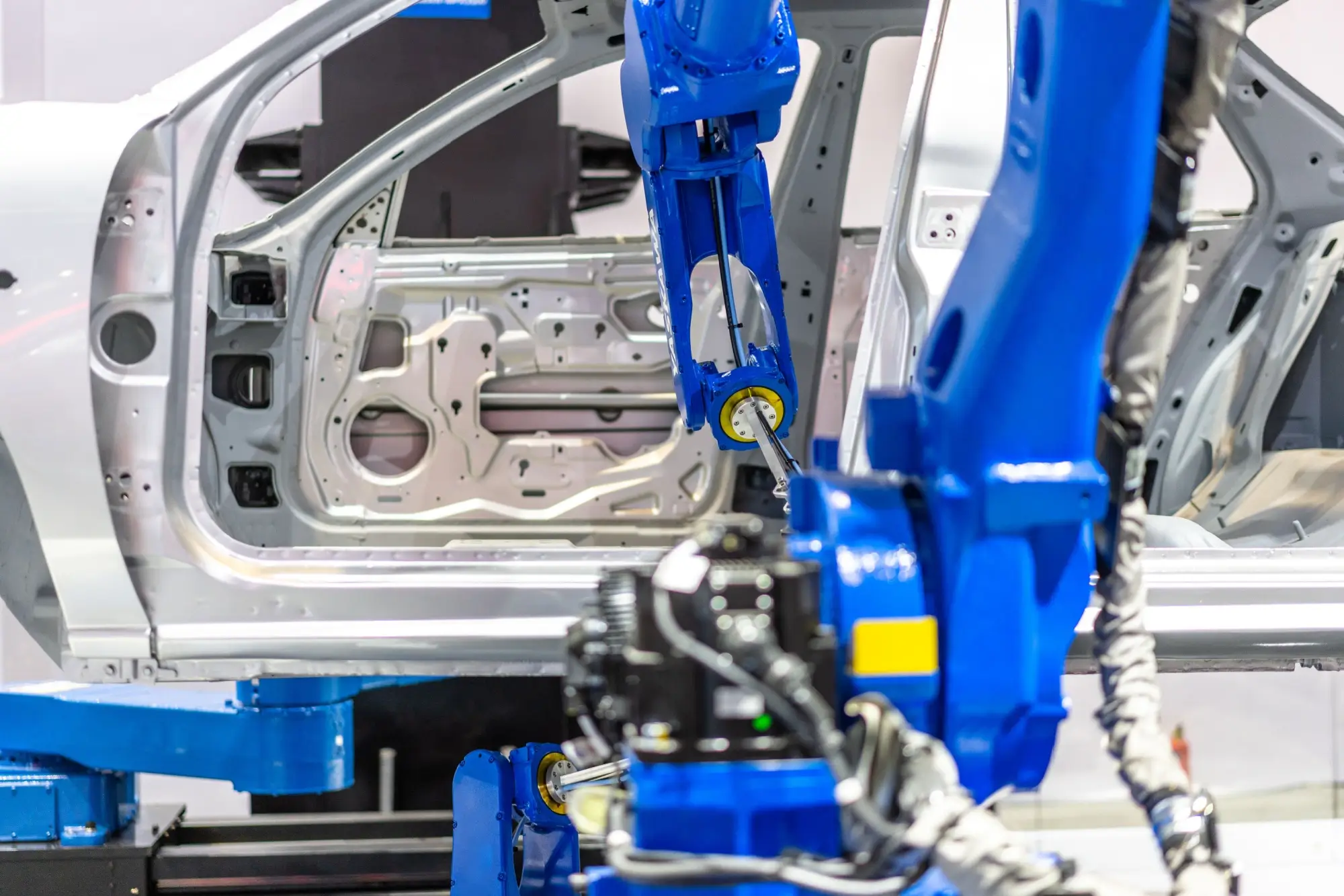 - Techsvět Robot na lince staví auto