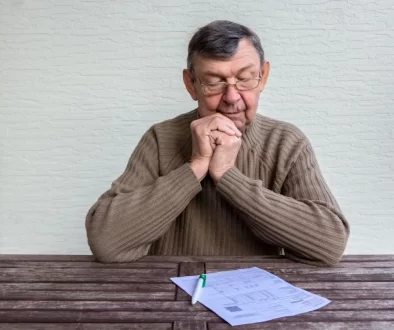 muž kontroluje smlouvu