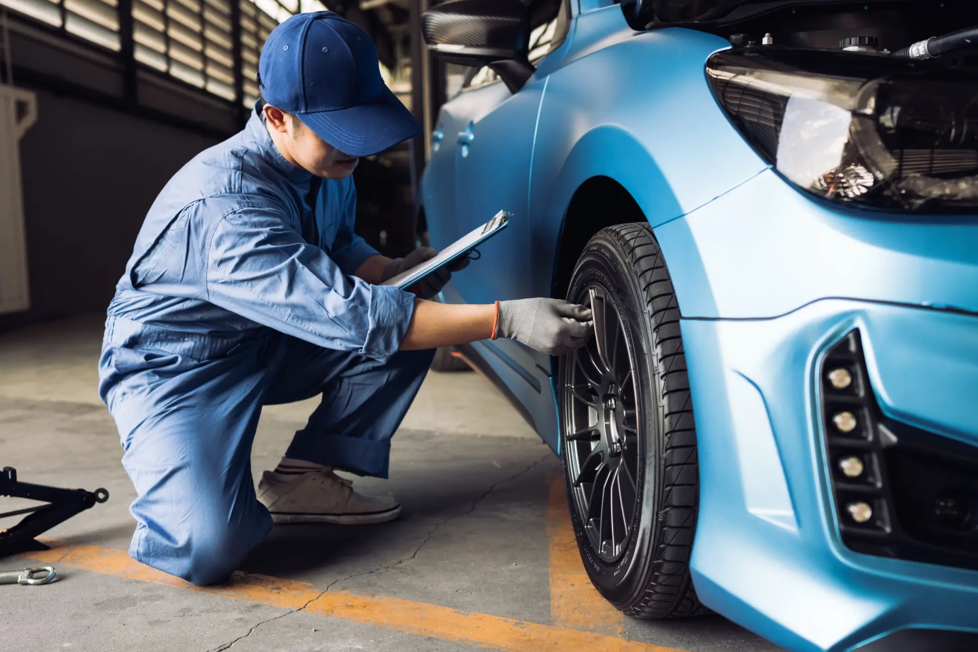 - Techsvět Technik kontroluje pneumatiky