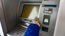 Žena u bankomatu