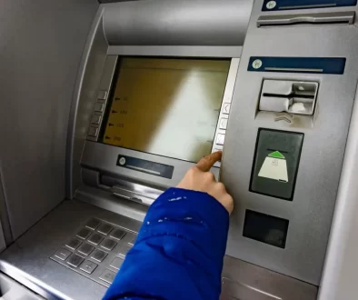 Žena u bankomatu