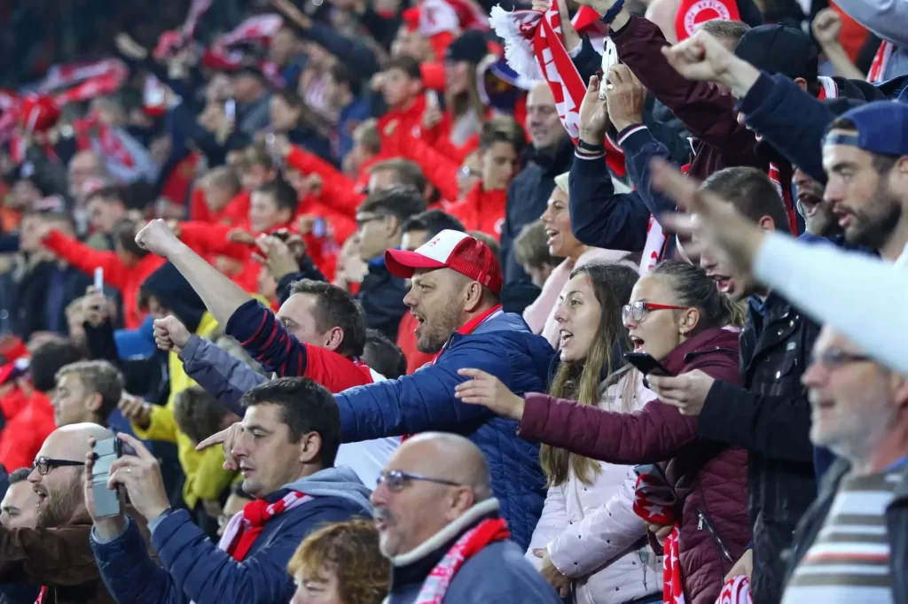 Shutterstock_1657151356 - Techsvět Fanoušci na fotbale