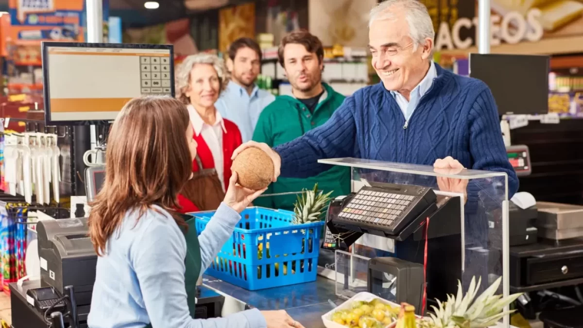 Zákazník u pokladny v supermarketu