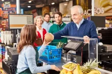 Zákazník u pokladny v supermarketu