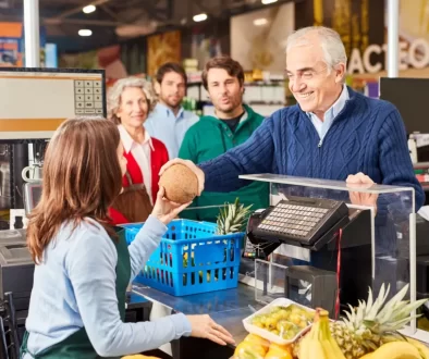 Zákazník u pokladny v supermarketu