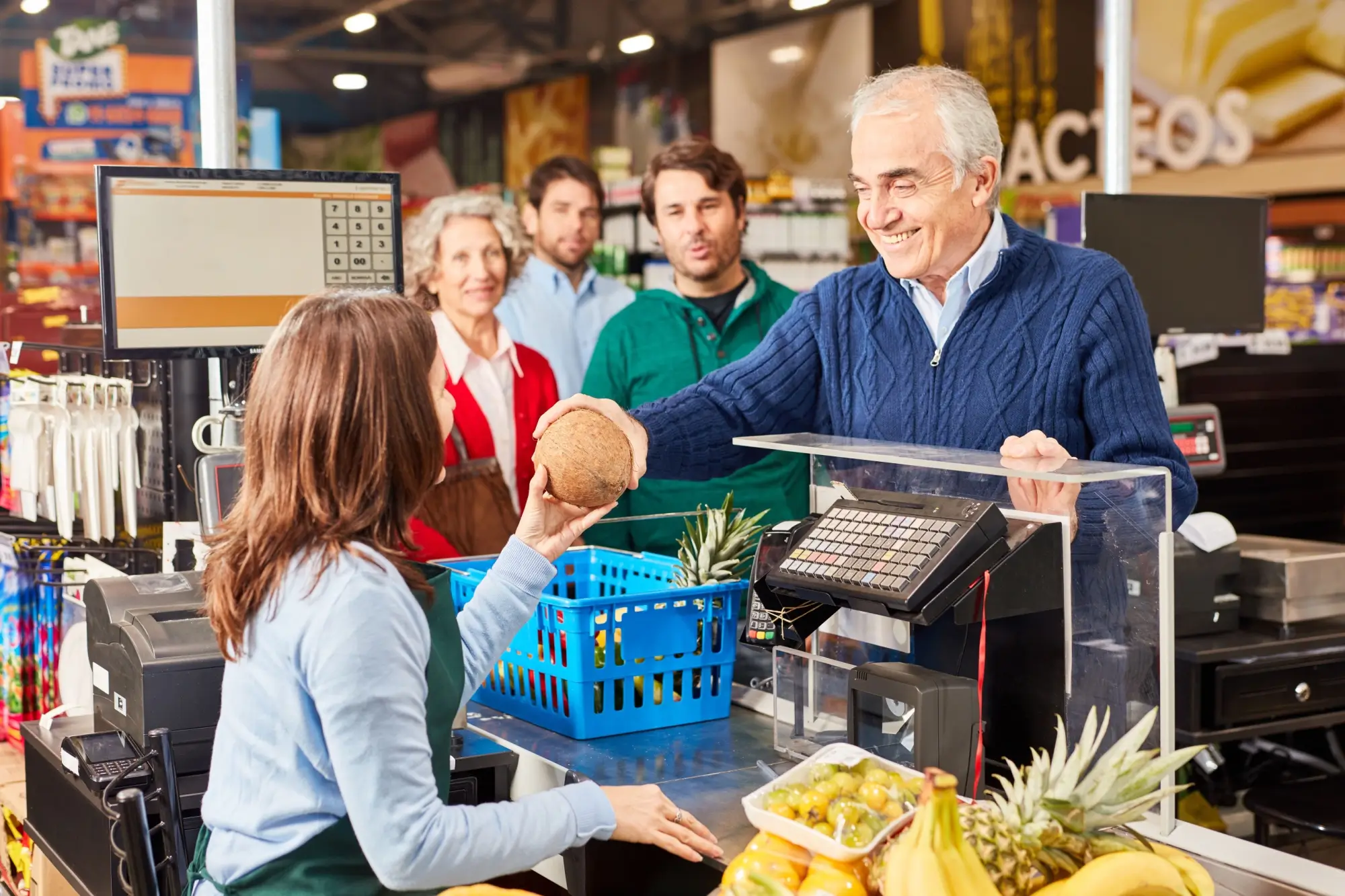 Zákazník u pokladny v supermarketu