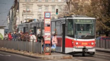 Tramvaj na zastávce