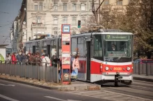 Tramvaj na zastávce