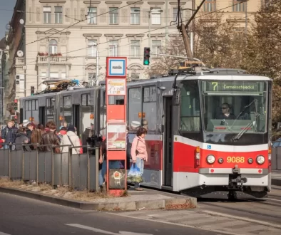 Tramvaj na zastávce