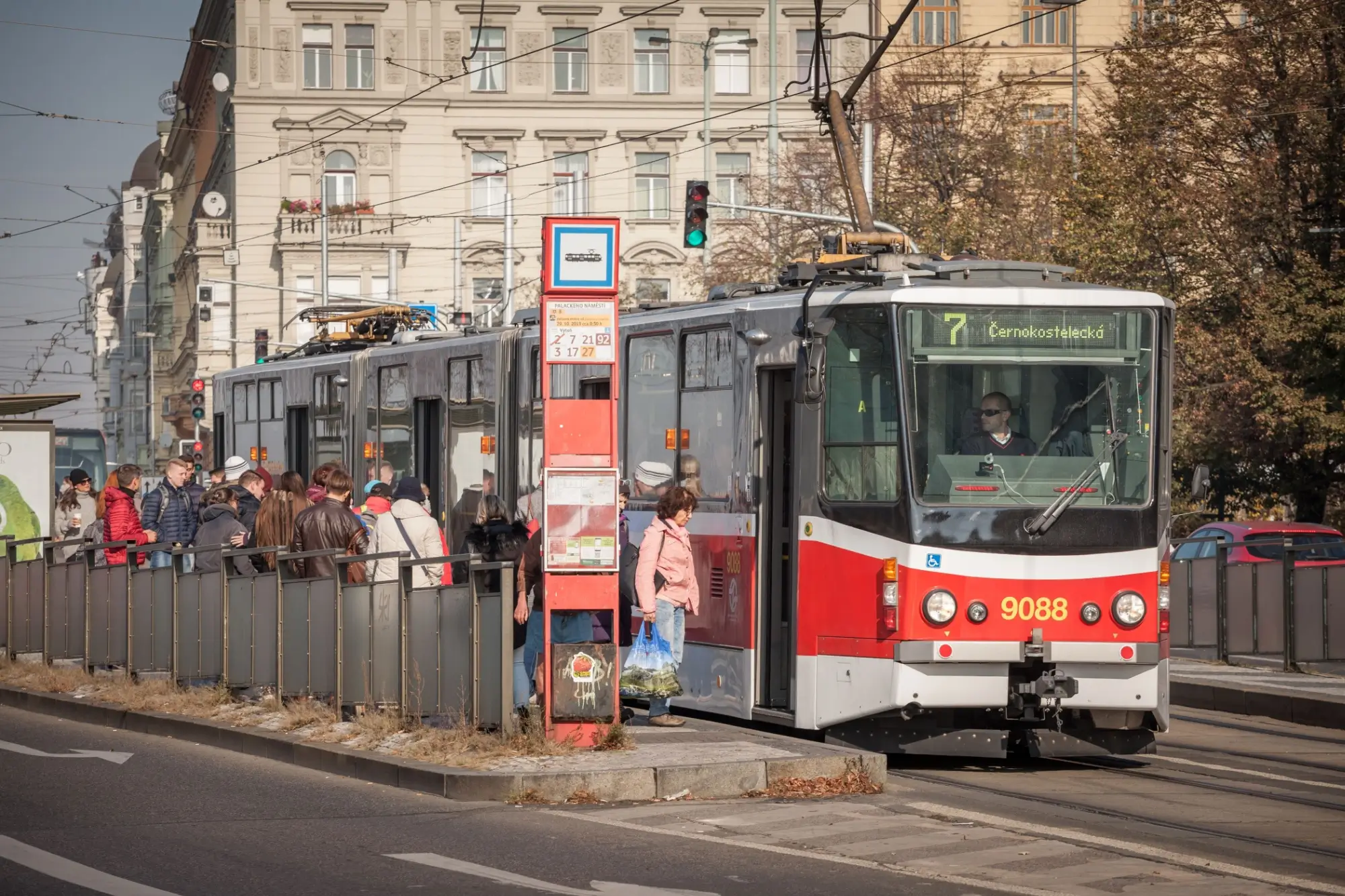 Tramvaj na zastávce