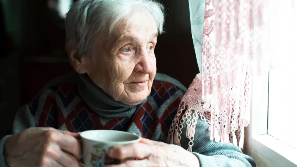 Seniorka s šálkem kávy