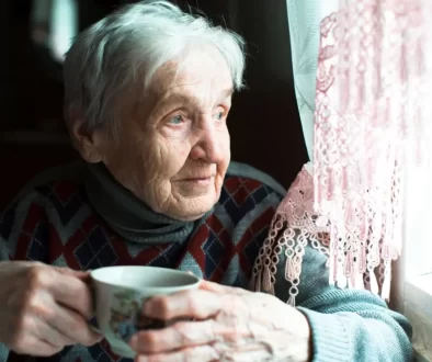 Seniorka s šálkem kávy