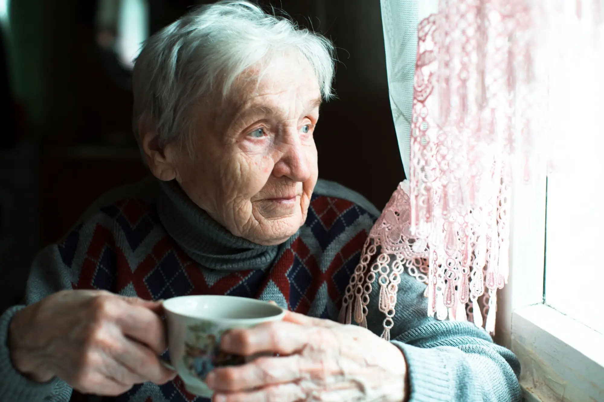 Seniorka s šálkem kávy
