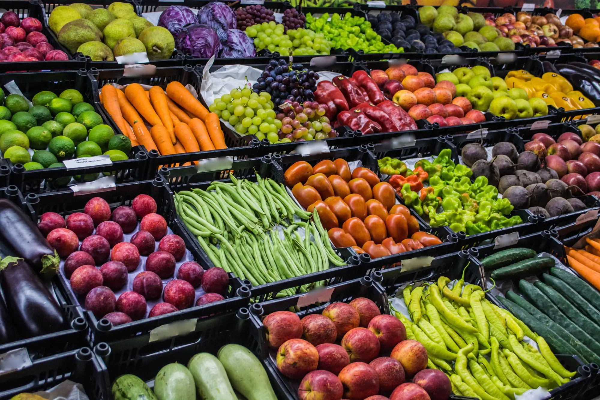 Shutterstock_1905178306 - Techsvět Regály s ovocem a zeleninou v supermarketu