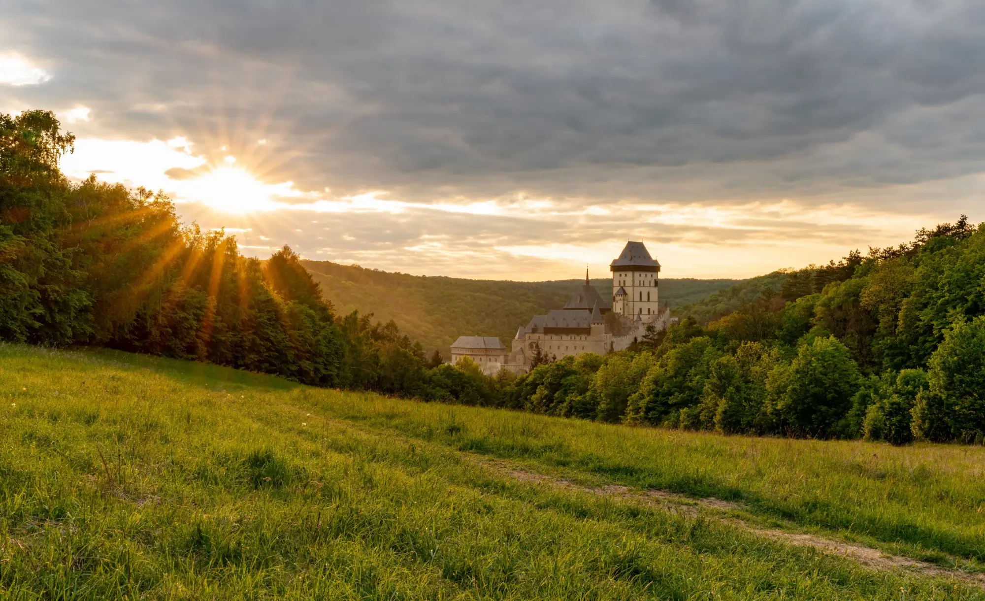 Shutterstock_1943489479 - Techsvět Pohled na hrad Karlštejn