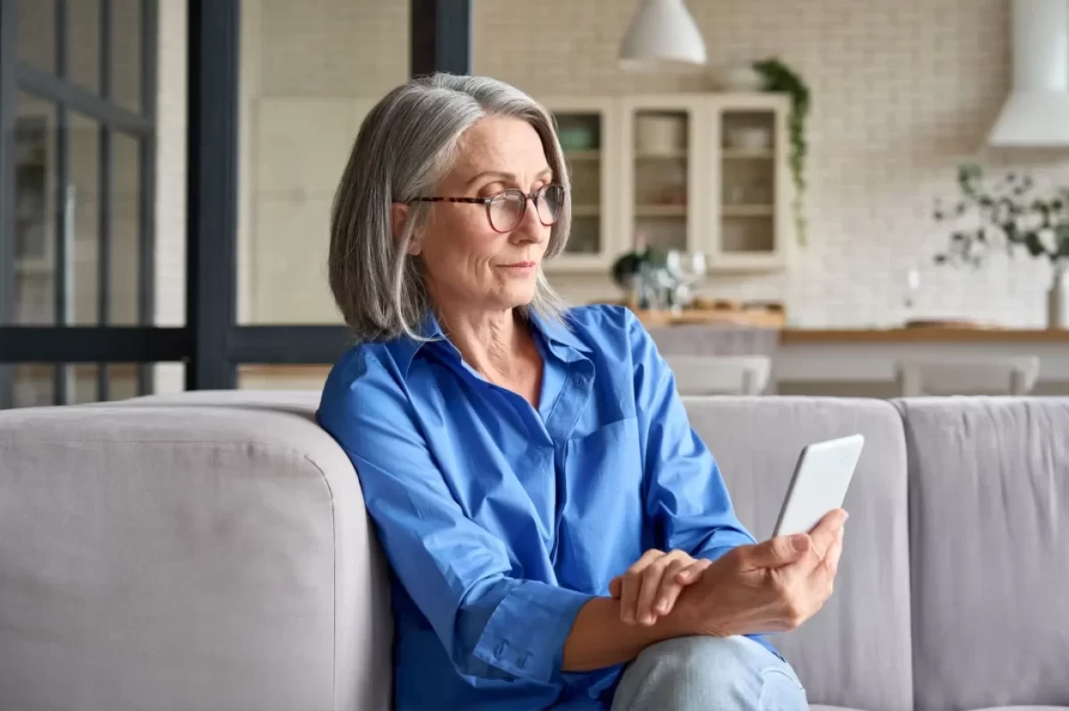 žena se dívá do telefonu