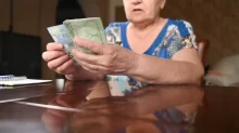 starší žena počítá peníze