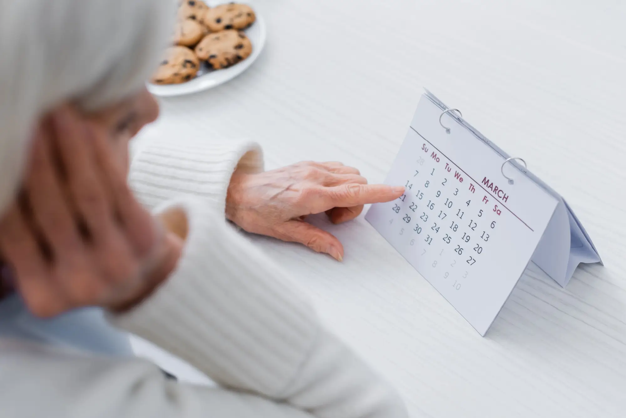 Shutterstock_1973531690 - Techsvět seniorka zapisuje datum do kalendáře