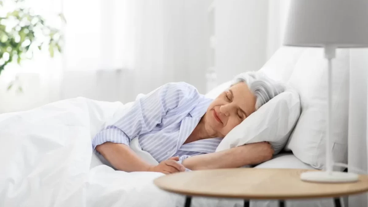 žena seniorka spí