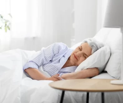 žena seniorka spí